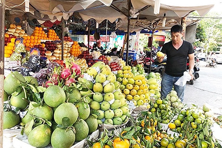 附图：越南盂兰盆节市场商品丰富，供应充足。