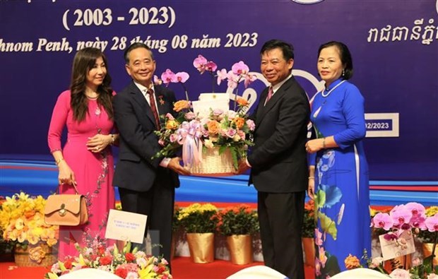 越南驻柬大使阮辉增（右二）向柬埔寨高棉越南协会代表送鲜花。（图片来源：越通社）