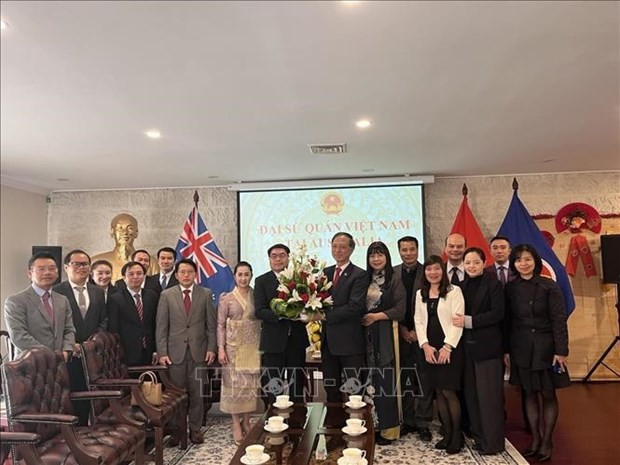 Sinchai Manivanh大使率领老挝驻澳大利亚大使馆前来祝贺越南驻澳大利亚大使馆。