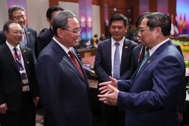 越南政府总理范明正会见中国国务院总理李强。（图片来源：VGP）