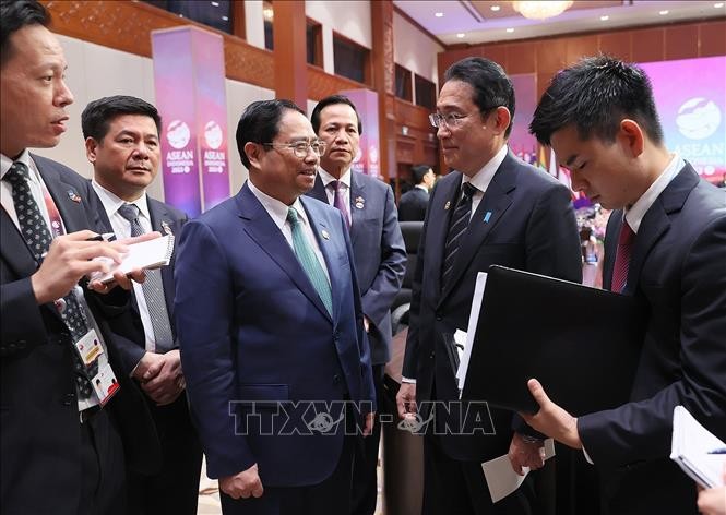 越南政府总理范明正会见日本首相岸田文雄。（图片来源：越通社）