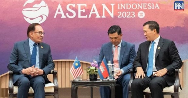 柬埔寨首相洪玛奈与马来西亚总理安瓦尔·易卜拉欣举行会谈。