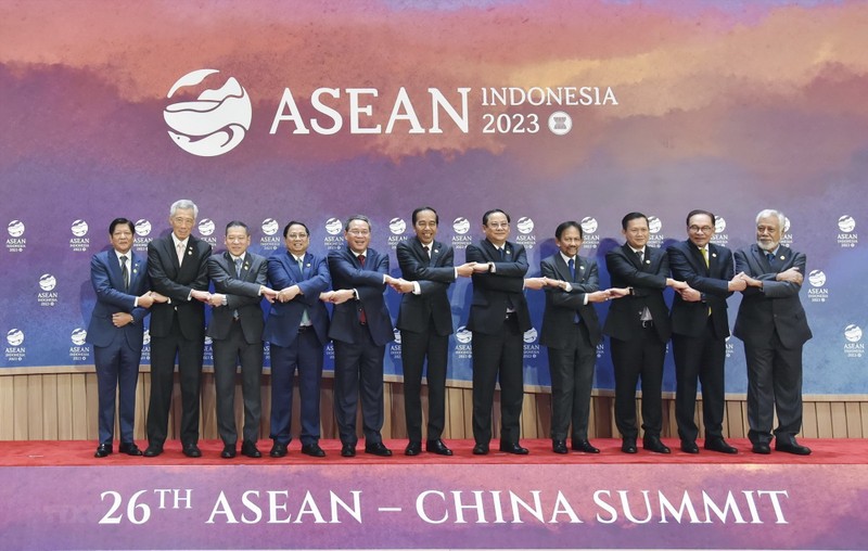 越南政府总理范明正与出席第26届东盟-日本领导人会议的各团长合影。（图片来源：越通社）