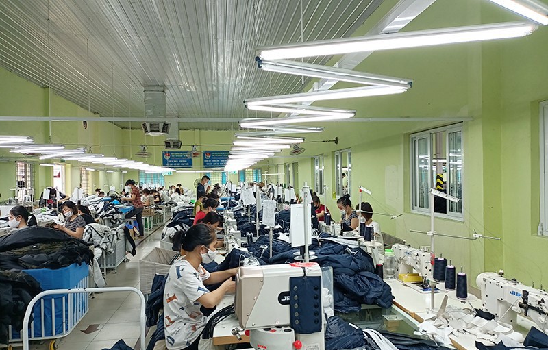 越南南定纺织股份总公司出口纺织服装品生产线。