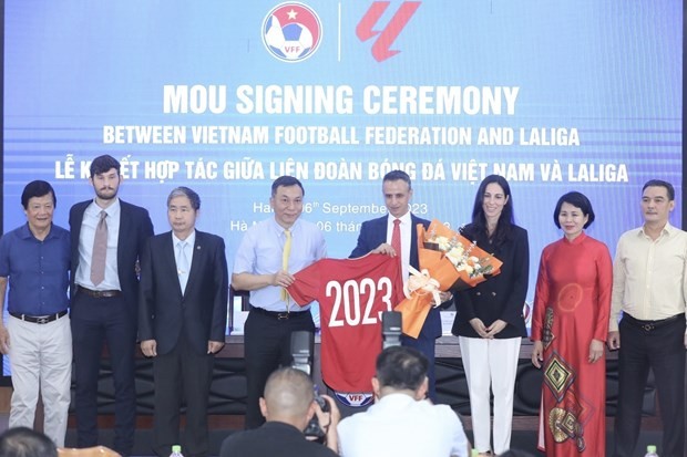 越南足协与西甲合作发展职业足球签署合作备忘录。（图片来源：越通社）