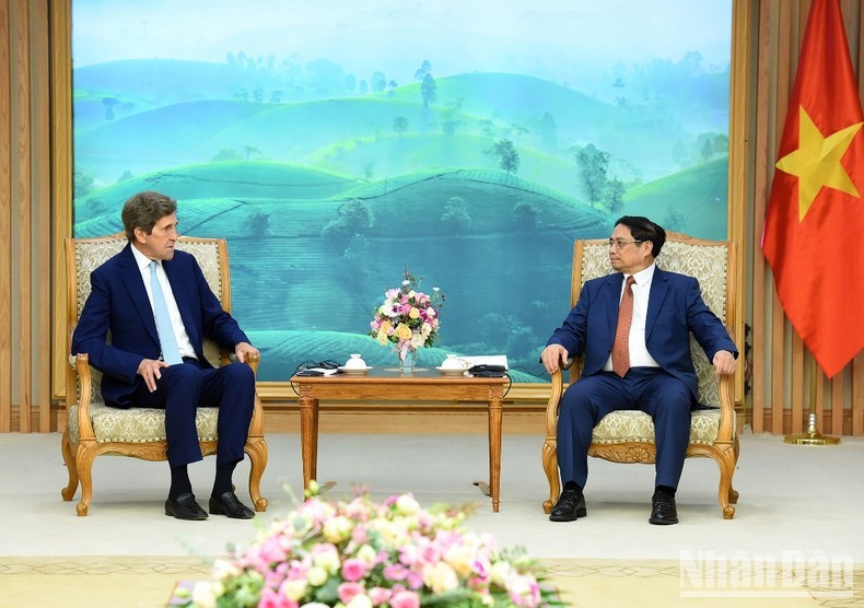 越南政府总理范明正会见美国总统气候问题特使约翰·克里。（陈海 摄）