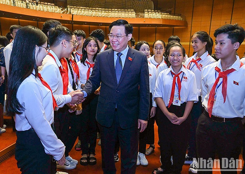 国会主席王廷惠和各位儿童代表。