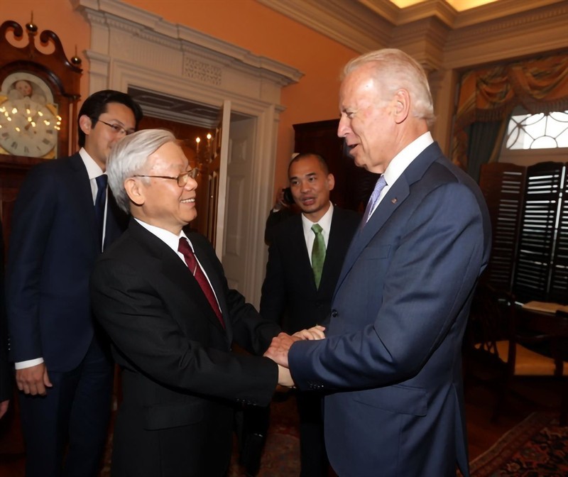 2015年对美国进行正式访问期间，越共中央总书记阮富仲与美国副总统拜登握手。（图片来源：越通社）