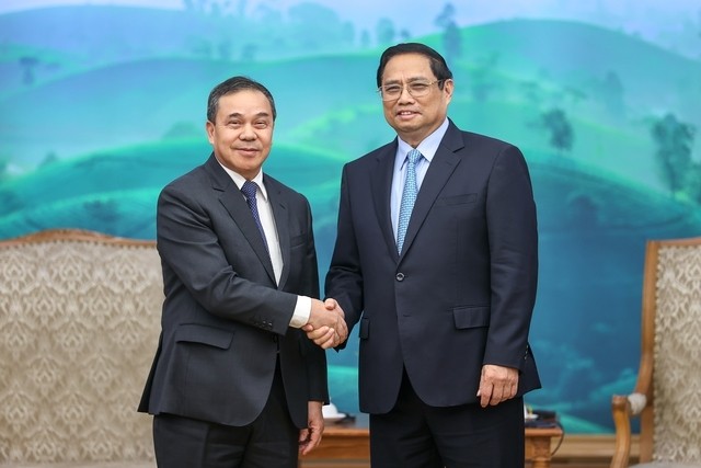 越南政府总理范明正会见即将届满离任的老挝驻越南大使森菲特•洪邦光。