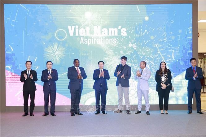 全球青年议员大会：“越南渴望”展览会正式开幕。