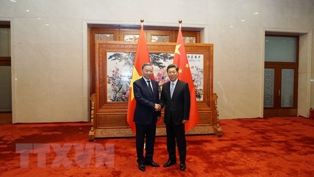 越南公安部部长苏林大将和中共中央政治局委员、中央政法委员会书记陈文清。