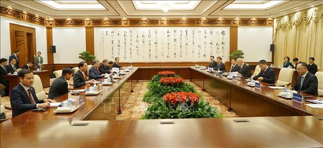 越南公安部部长苏林大将礼节性拜会中共中央政治局常委、书记处书记、中央办公厅主任蔡奇。