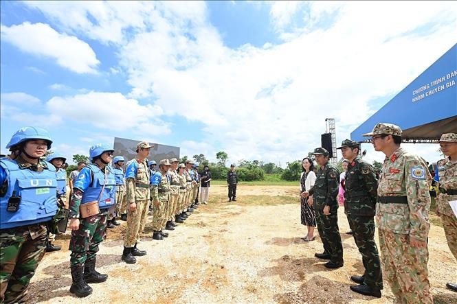 越南和各国维和部队展示应急能力。（图片来源：越通社）