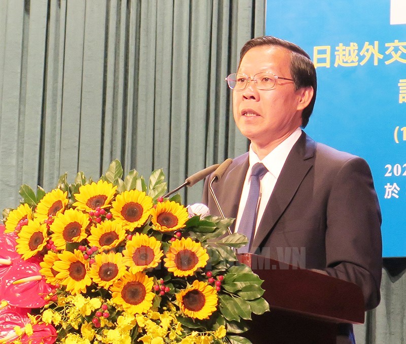 胡志明市人民委员会主席潘文买在纪念典礼上发表讲话。