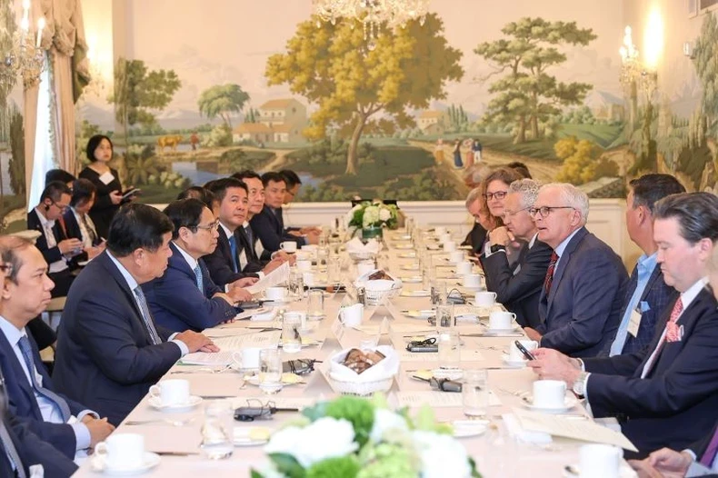 越南政府总理范明正与美国顶尖半导体公司举行工作午餐会。
