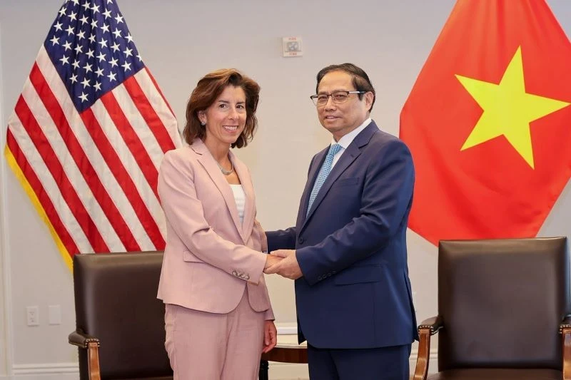 越南政府总理范明正会见美国商务部长吉娜·雷蒙多。