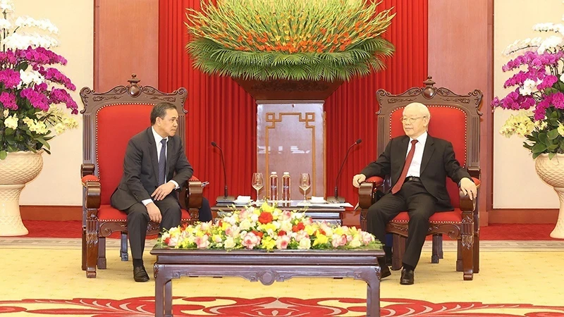 越共中央总书记阮富仲会见老挝驻越南大使森菲特•洪邦光。（图片来源：越通社）