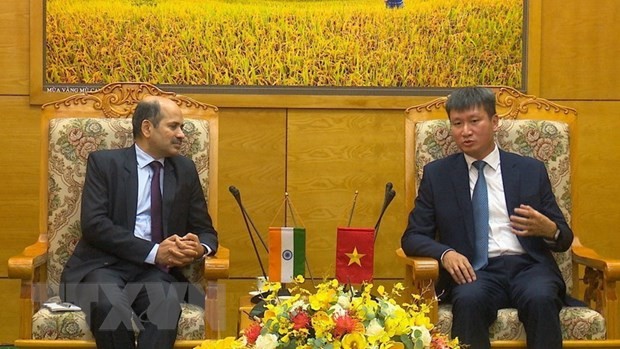 印度驻越南大使桑迪普·艾莉亚和安沛省人民委员会主席陈辉俊。（图片来源：越通社）