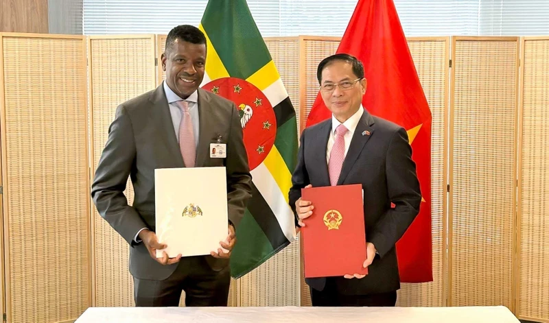 越南外交部长裴青山和多米尼克外交、国际商务、贸易和能源部长文斯·亨德森签署了两国关于持外交护照和公务护照人员互免签证待遇协定。