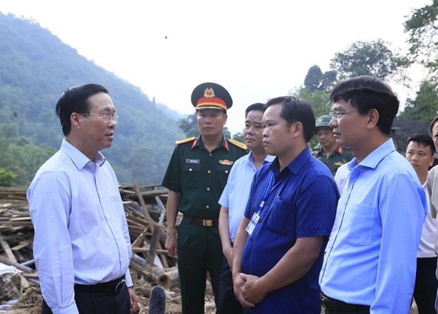 越南国家主席武文赏看望慰问在老街省山洪中受损家庭。（图片来源：越南画报）