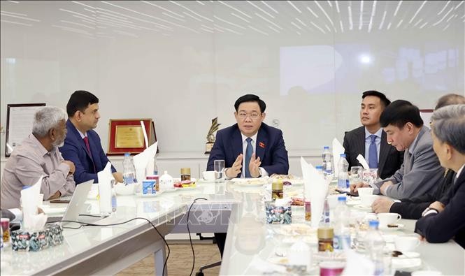 越南国会主席王廷惠造访孟加拉国贝辛科集团。（图片来源：越通社）