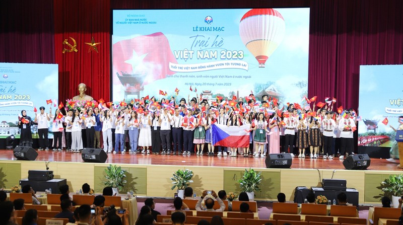 参加2023年越南夏令营的青年侨胞。（图片来源：越南人民军队报）