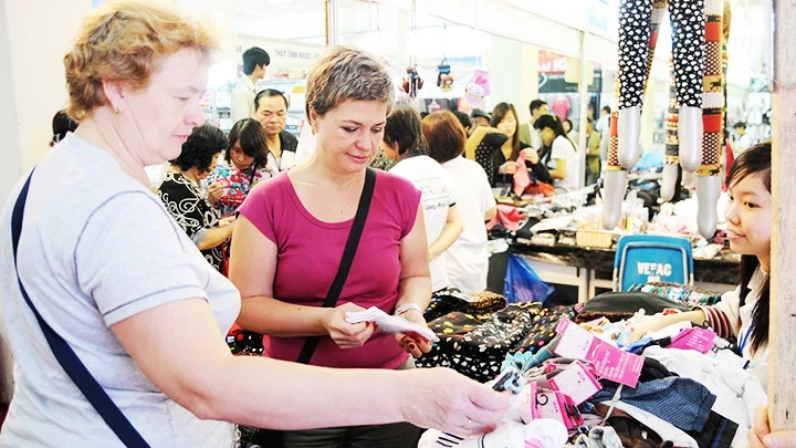 向外国客户推介越南纺织服装品。（海南 摄）