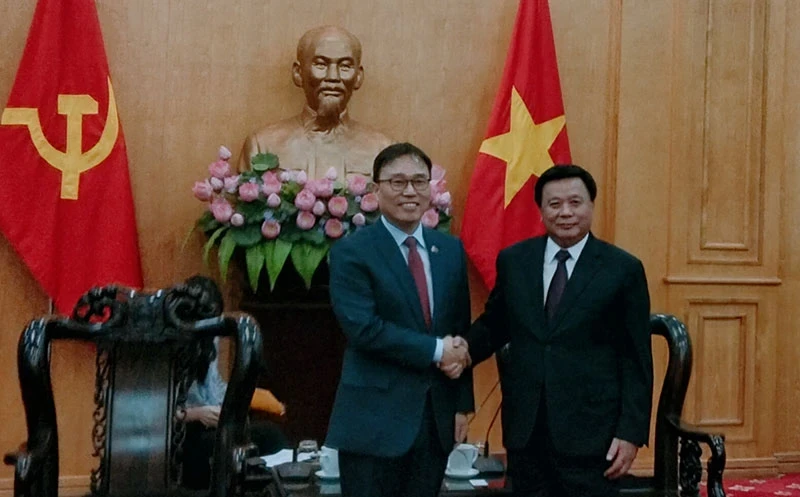 阮春胜先生（右）和韩国驻越南大使崔英三。
