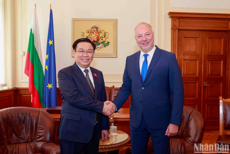 越南国会主席王廷惠与保加利亚议会议长罗森·热利亚兹科夫。