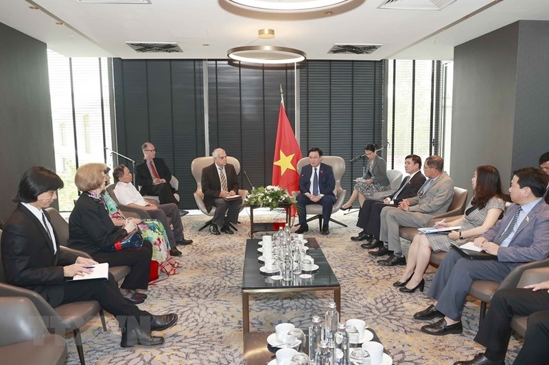 越南国会主席王廷惠在首都索非亚会见了保加利亚-越南友好协会主席西蒙·迪莫谢夫。（图片来源：越通社）