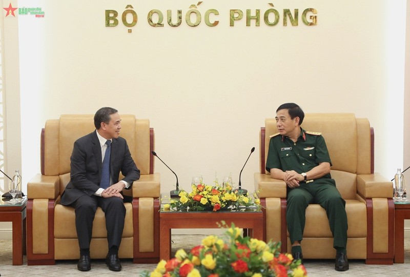 越南国防部部长潘文江大将会见老挝驻越南大使森菲特•洪邦光。（图片来源：越南人民军代报）