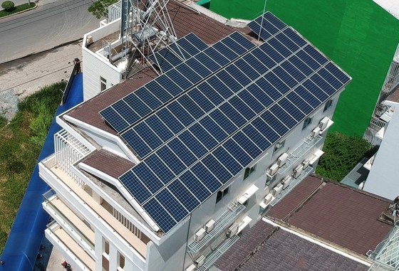 附图：胡志明市需要推动屋顶太阳能、海上风电、垃圾发电等清洁能源发展，以加强清洁生产产业为目标，进行经济结构调整。