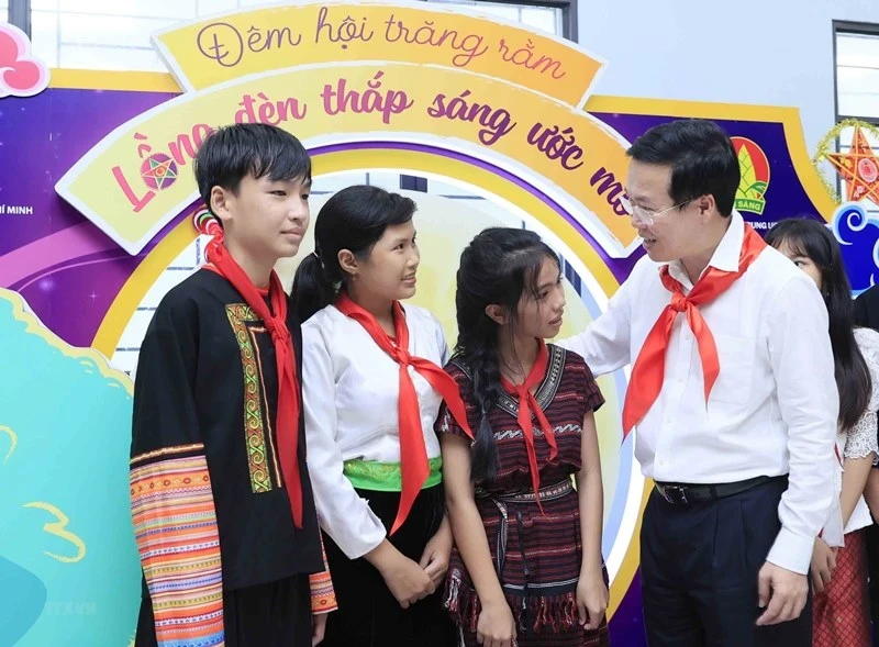 越南国家主席武文赏出席“灯笼点亮梦想”为主题的儿童中秋晚会。（图片来源：越通社）
