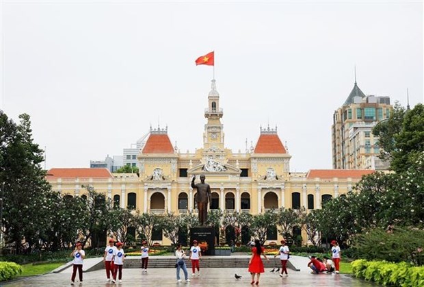 参观胡志明市的游客。