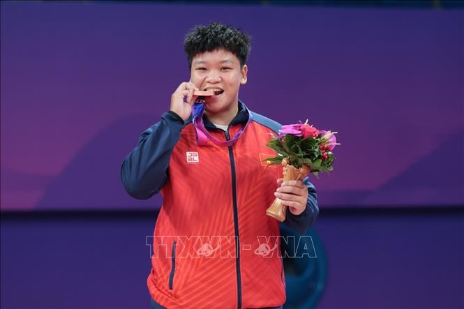 越南运动员武氏芳琼夺得杭州亚运会克柔术女子87公斤级铜牌。（图片来源：越通社）