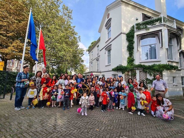 旅居荷兰越南儿童喜迎中秋节。（图片来源：越通社）