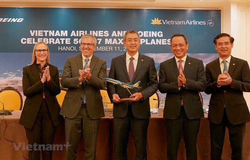 越南国家航空公司和波音飞机制造商签署了购买总值100亿美元的50架波音737 MAX窄体飞机的备忘录。（图片来源：越通社）