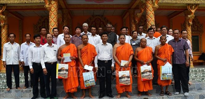 朔庄省领导在亡人节到来之际走访慰问高棉族同胞。（图片来源：越通社）
