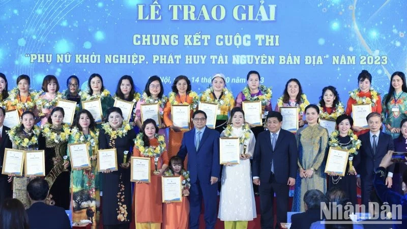 越南政府总理范明正出席“妇女创业，弘扬本土资源”竞赛决赛颁奖仪式。（陈海 摄）