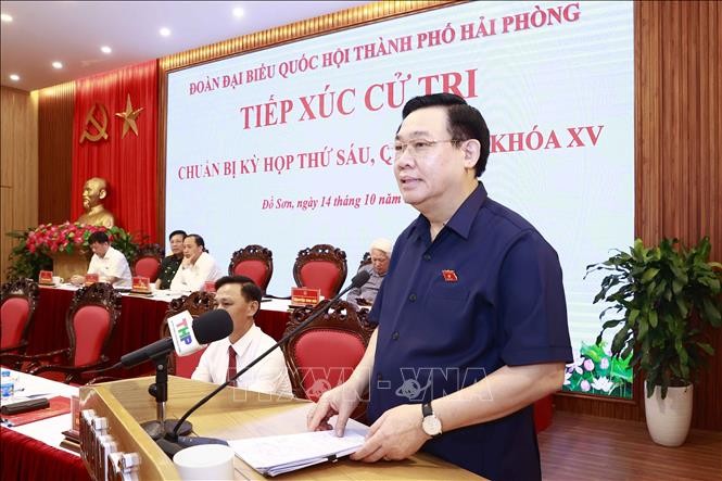 越南国会主席王廷惠会见海防市涂山郡选民。（图片来源：越通社）