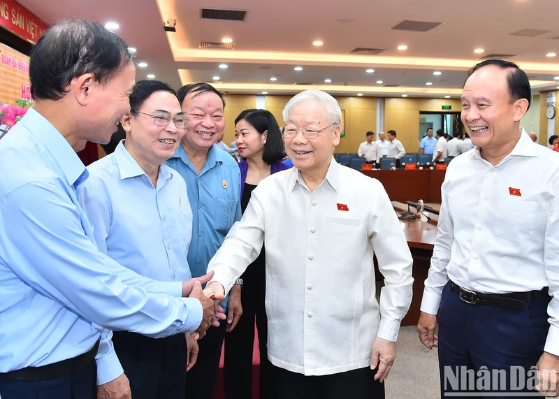 越共中央总书记阮富仲在第十五届国会第六次会议前会见选民。