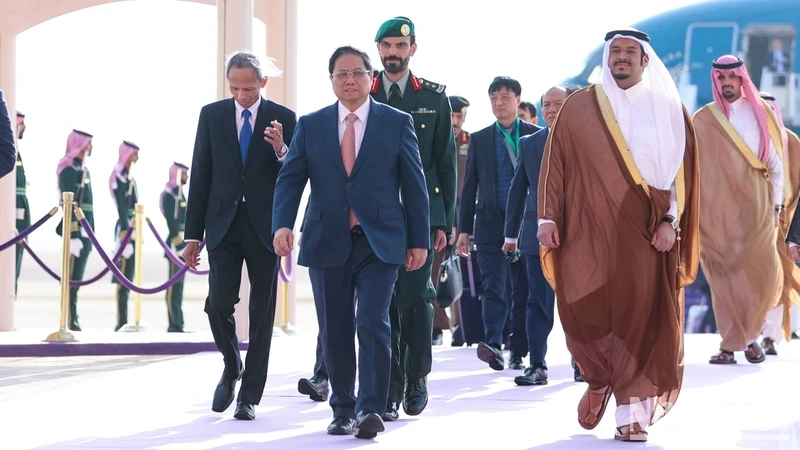 越南政府总理抵达利雅得 开始出席ASEAN—GCC峰会和访问沙特阿拉伯之行。（图片来源：VGP）