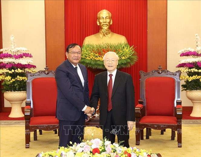 越共中央总书记阮富仲会见柬埔寨人民党中央外委会主席布拉索昆。（图片来源：越通社）