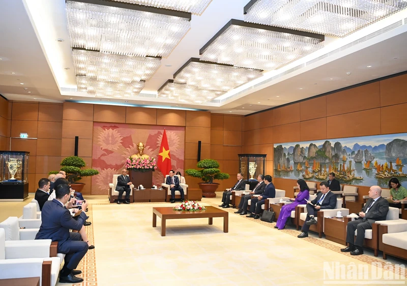 越南国会主席王廷惠会见阿尔及利亚制药部长阿里·奥恩。