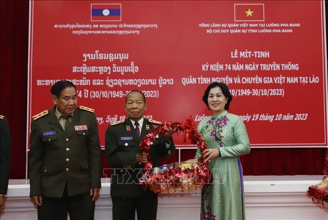 援老越南志愿军和专家传统日74周年纪念集会在老挝举行。（图片来源：越通社）