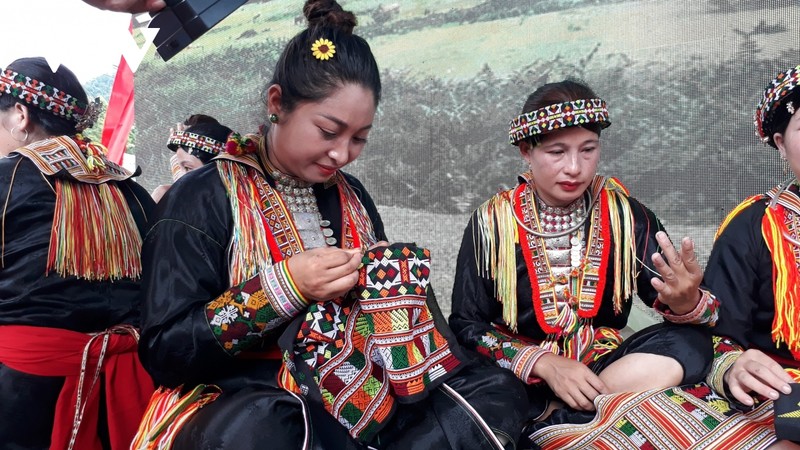 瑶族同胞兴高采烈地参加2023年瑶族文化节。（图片来源：VOV）