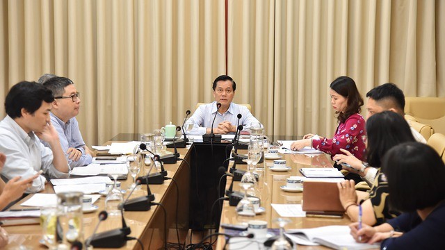 越南外交部副部长、外交部领事保护工作指导委员会主任何金玉主持会议。（图片来源：VGP）