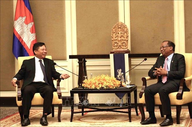 越南驻柬埔寨大使阮辉曾在首都金边会见柬埔寨国会第二副主席翁素（右）。（图片来源：越通社）