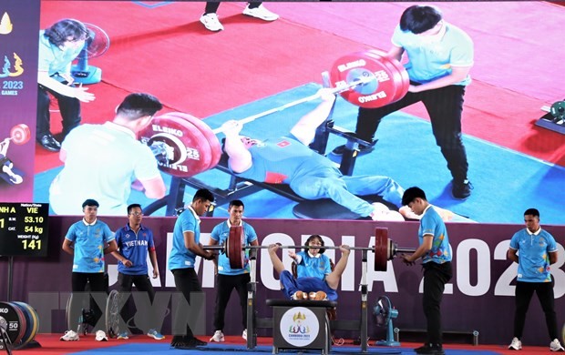 越南举重运动员阮平安在第四届亚洲残疾人运动会上表现出色并摘下了铜牌。