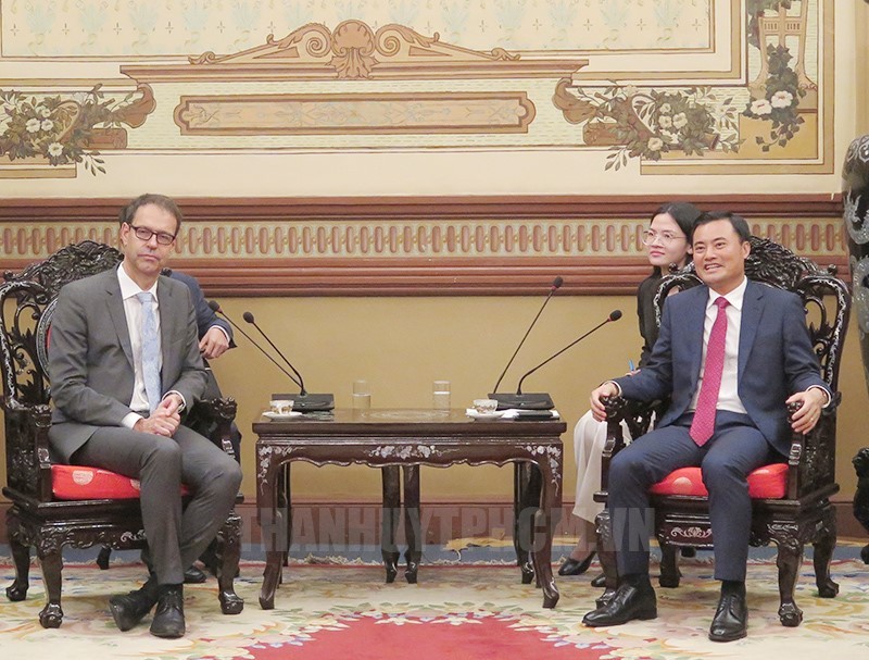胡志明市领导会见瑞士联邦经济、教育和科研部国务秘书。